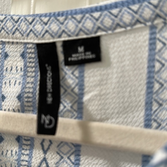 New directions women’s shirt size Medium - Picture 3 of 8